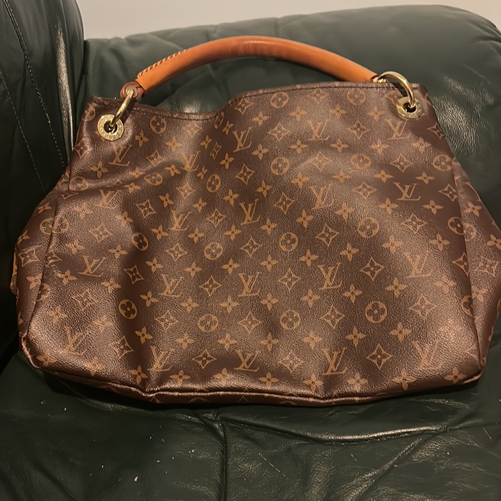 Louis Vuitton Artsy MM.  Taken very well care of.